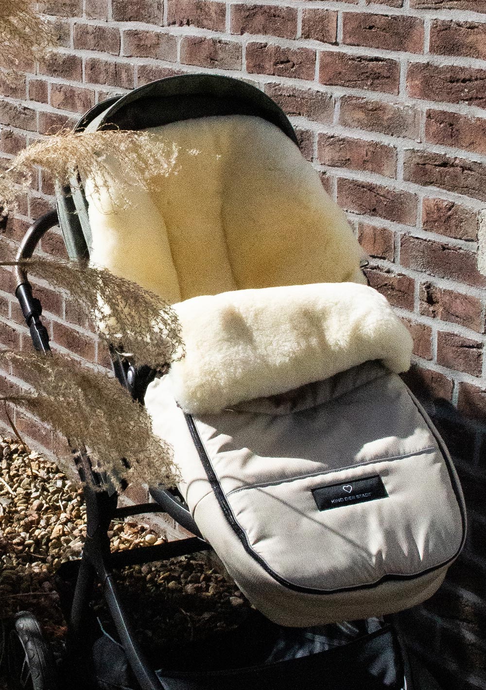 KIND DER STADT Premium Lammfell-Fußsack beige