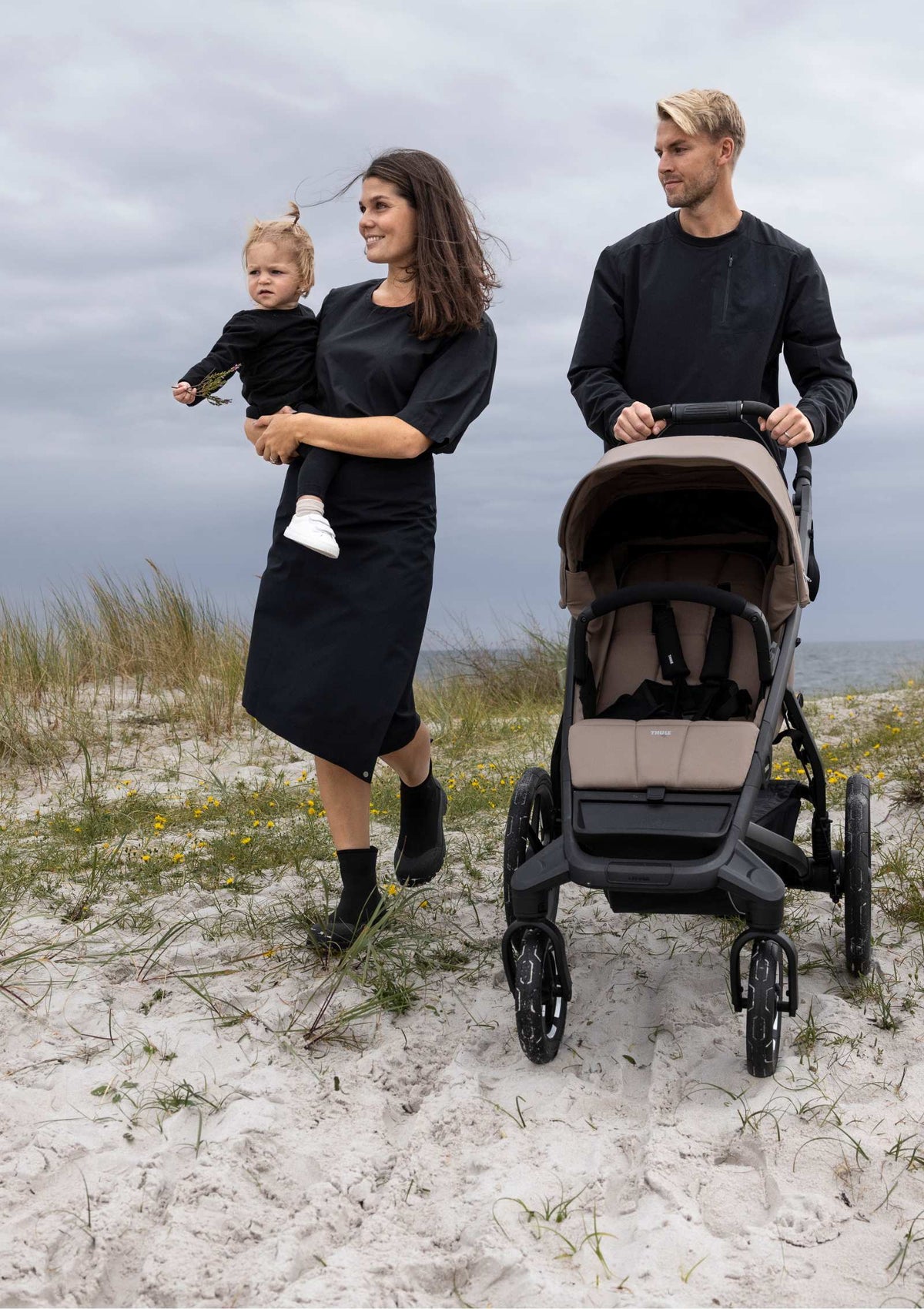 Thule Sportwagen 'Urban Glide 4-wheel' Tinted Taupe – Familie mit Kinderwagen am Strand