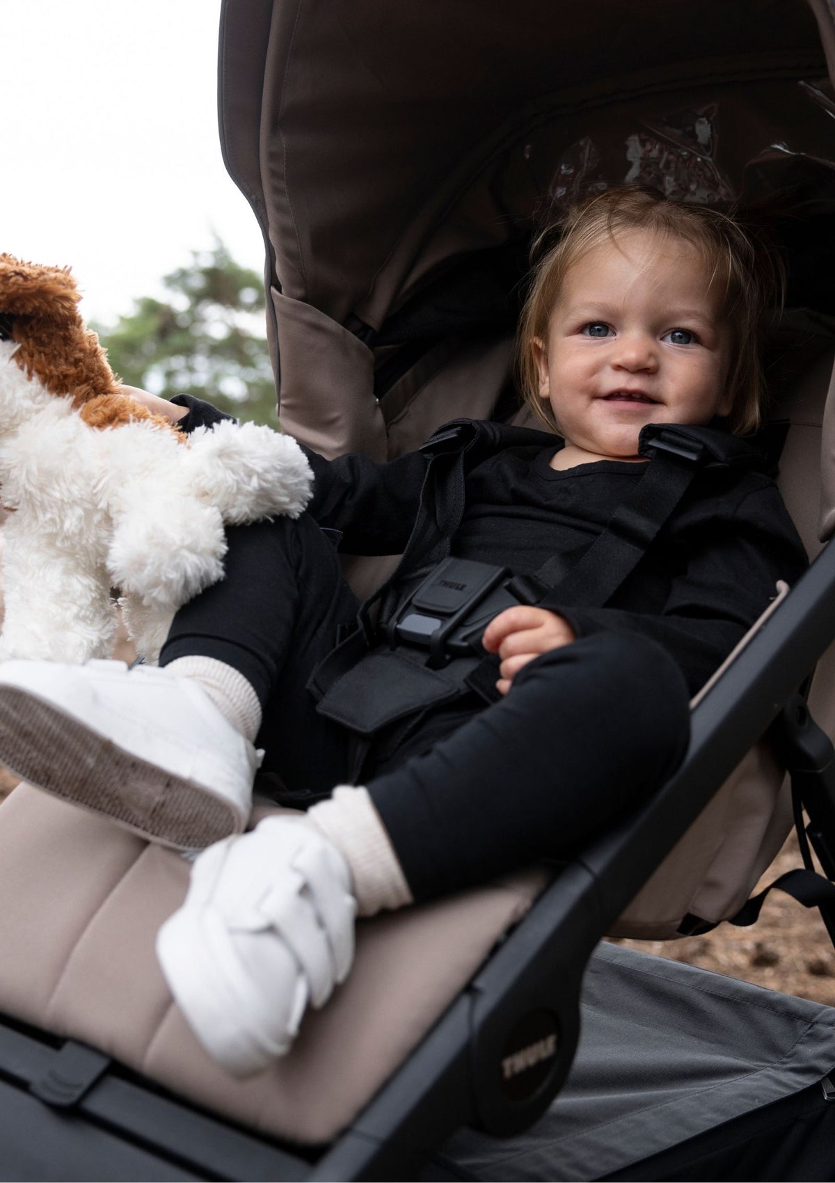 Thule Sportwagen 'Urban Glide 4-wheel' Tinted Taupe – Kind angeschnallt im Kinderwagen