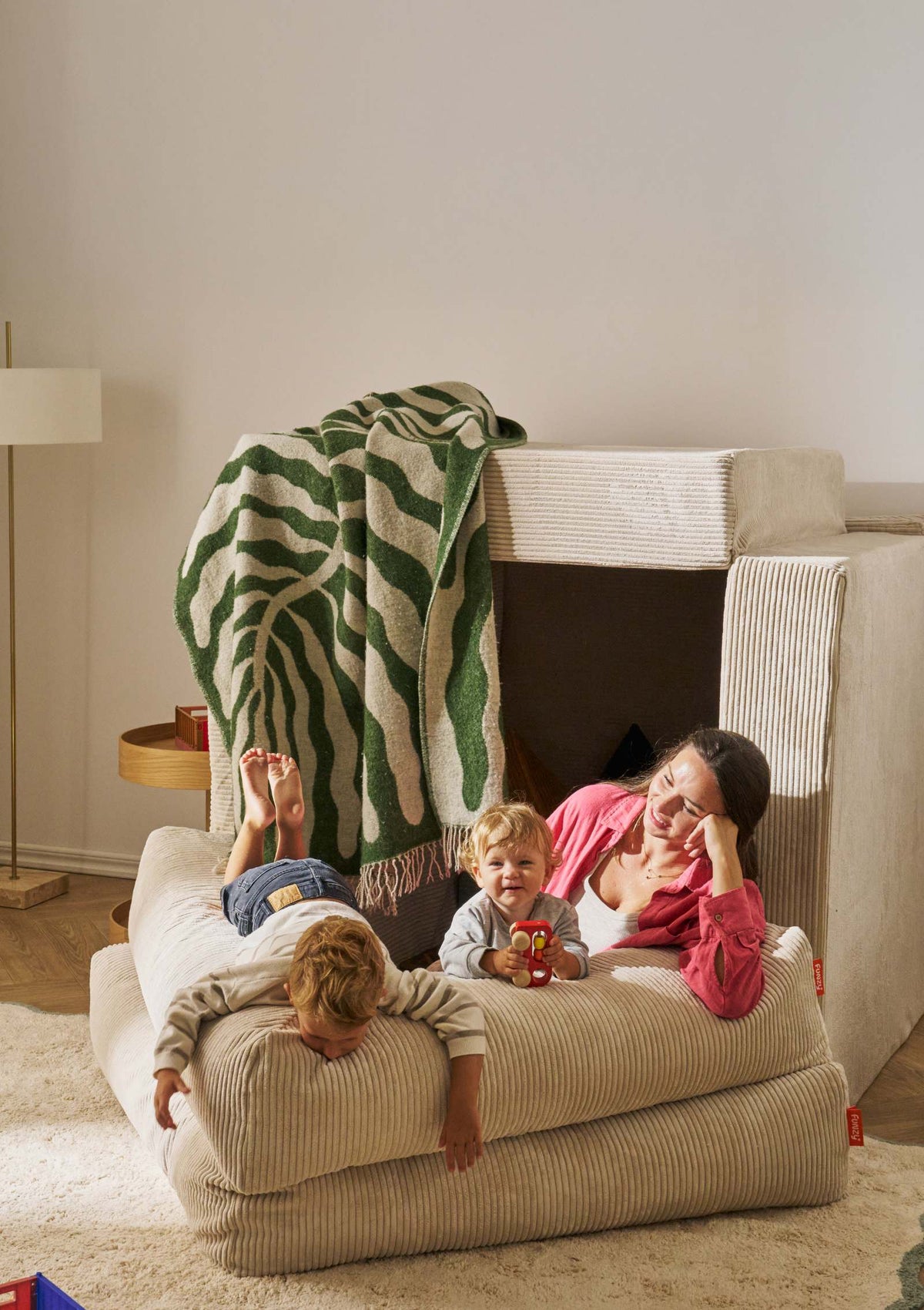 Gemütliche Höhlen bauen mit dem Funzy Family Sofa Cord Creme Beige