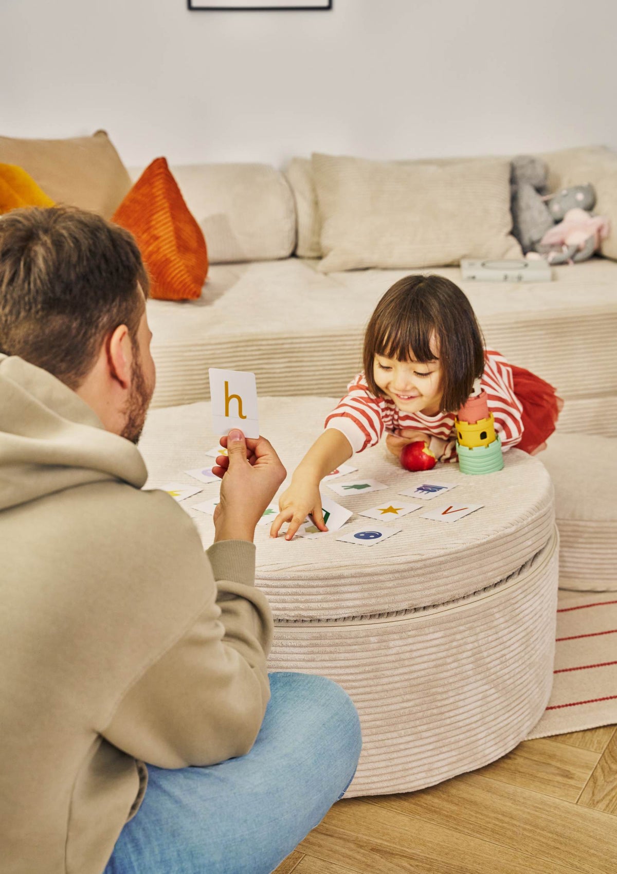 Mann und Kind nutzen Funzy Donut Cord Creme Beige als Spieltisch