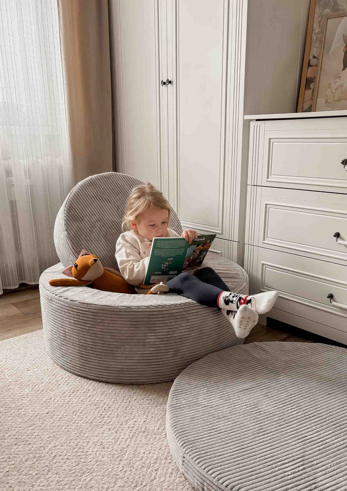 Mädchen beim Lesen in Funzy Donut Cord Koala Grau
