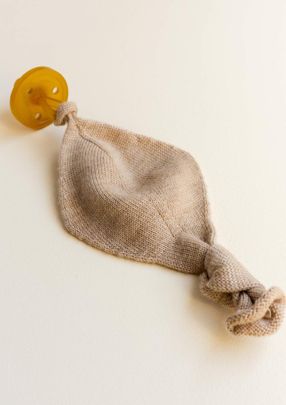 hvid Strick-Schnullertuch 'Titi Comforter' sand