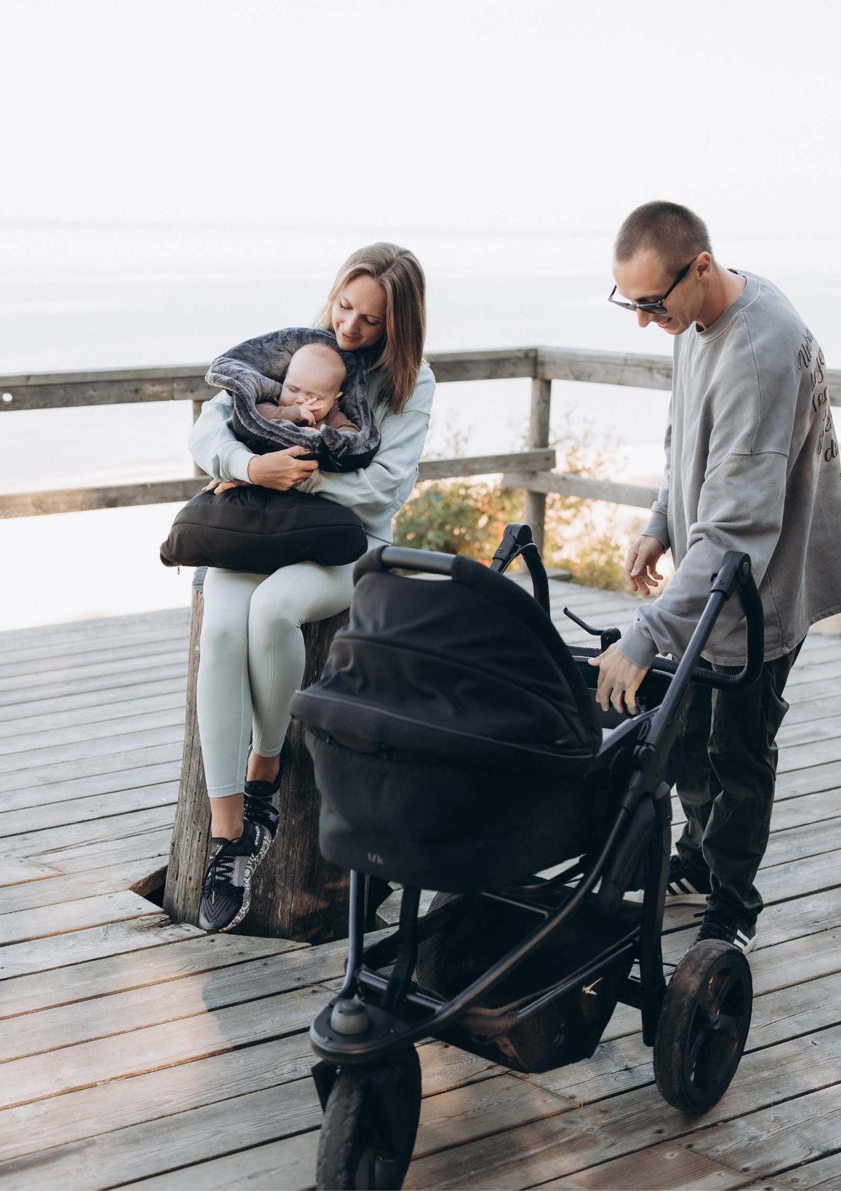 TFK Kombi-Kinderwagen 'Mono 3' Schwarz – Familie in der Natur