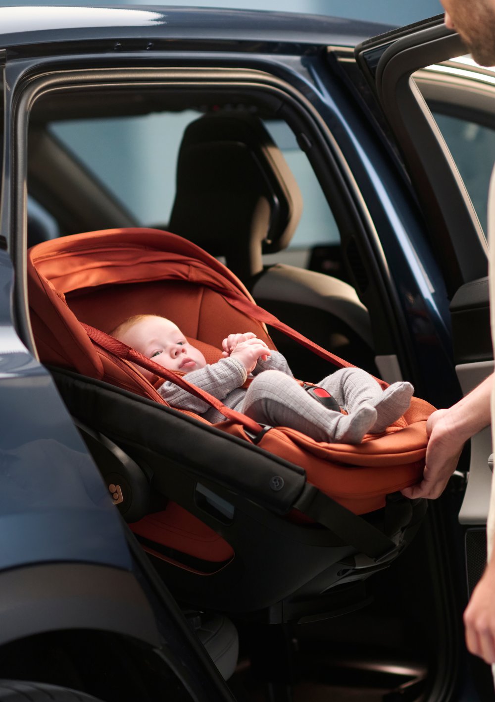 Baby in Maxi-Cosi Babyschale 'Coral Slide Pro' Copper Terra