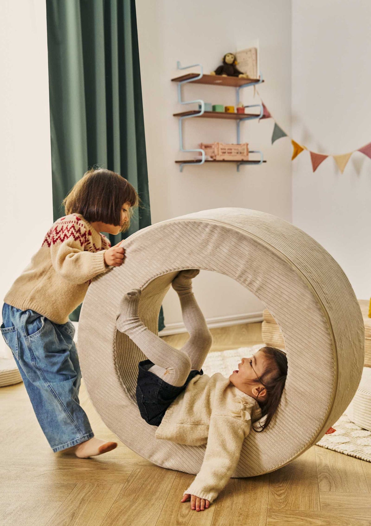 Kinder spielen mit Funzy Donut Cord Creme Beige