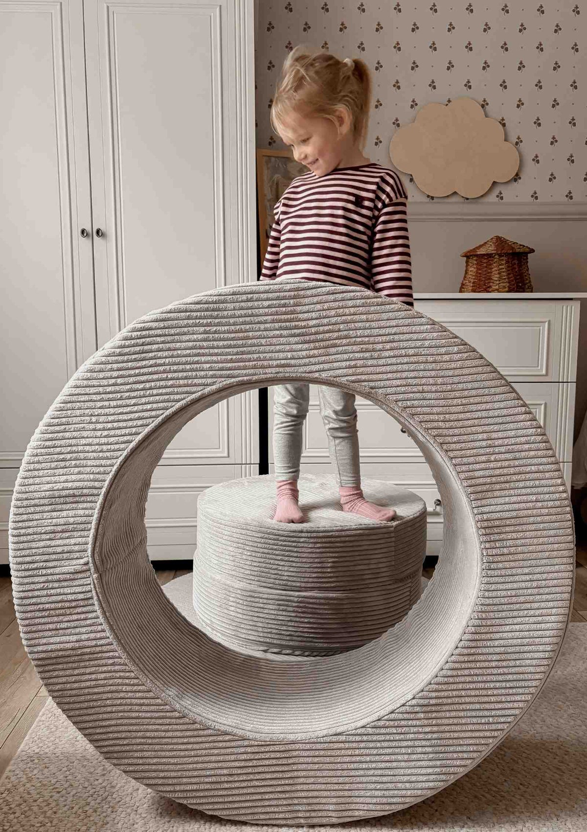 Mädchen spielt mit Funzy Donut Cord Koala Grau