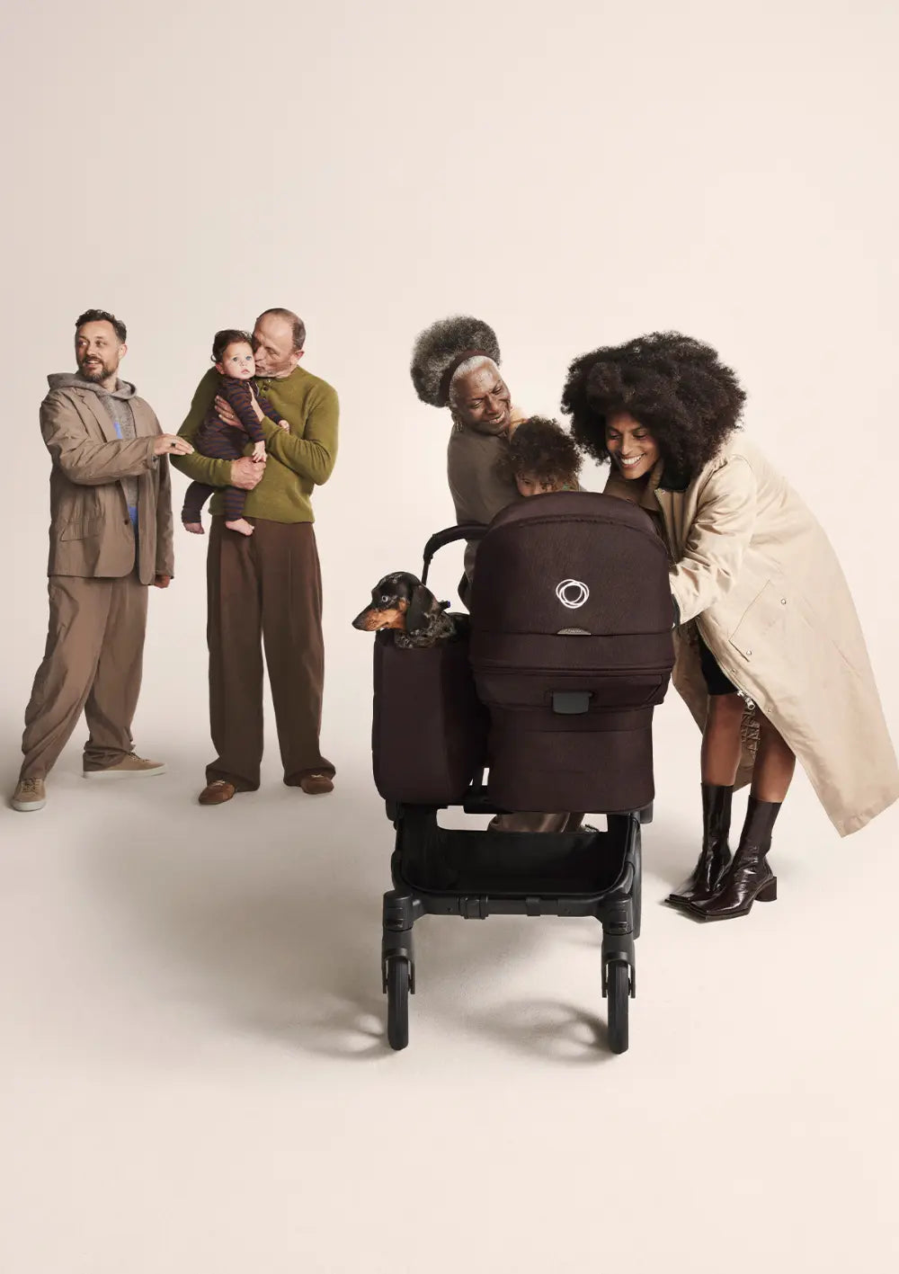 Familie mit Bugaboo Kinderwagen-Set 'Donkey 6 Mono' Cocoa Brown 