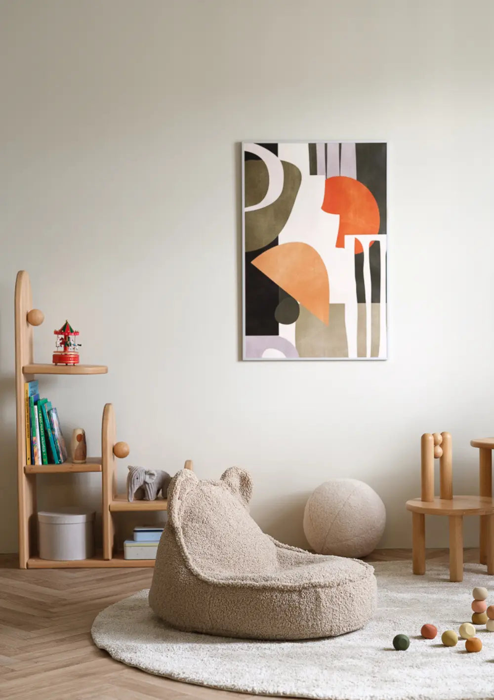 Der beigefarbene Wigiwama Bären Sitzsack Teddy Biscuit aus kuschligem Teddy-Plüsch steht auf einem runden Teppich in einem modern gestalteten Kinderzimmer.